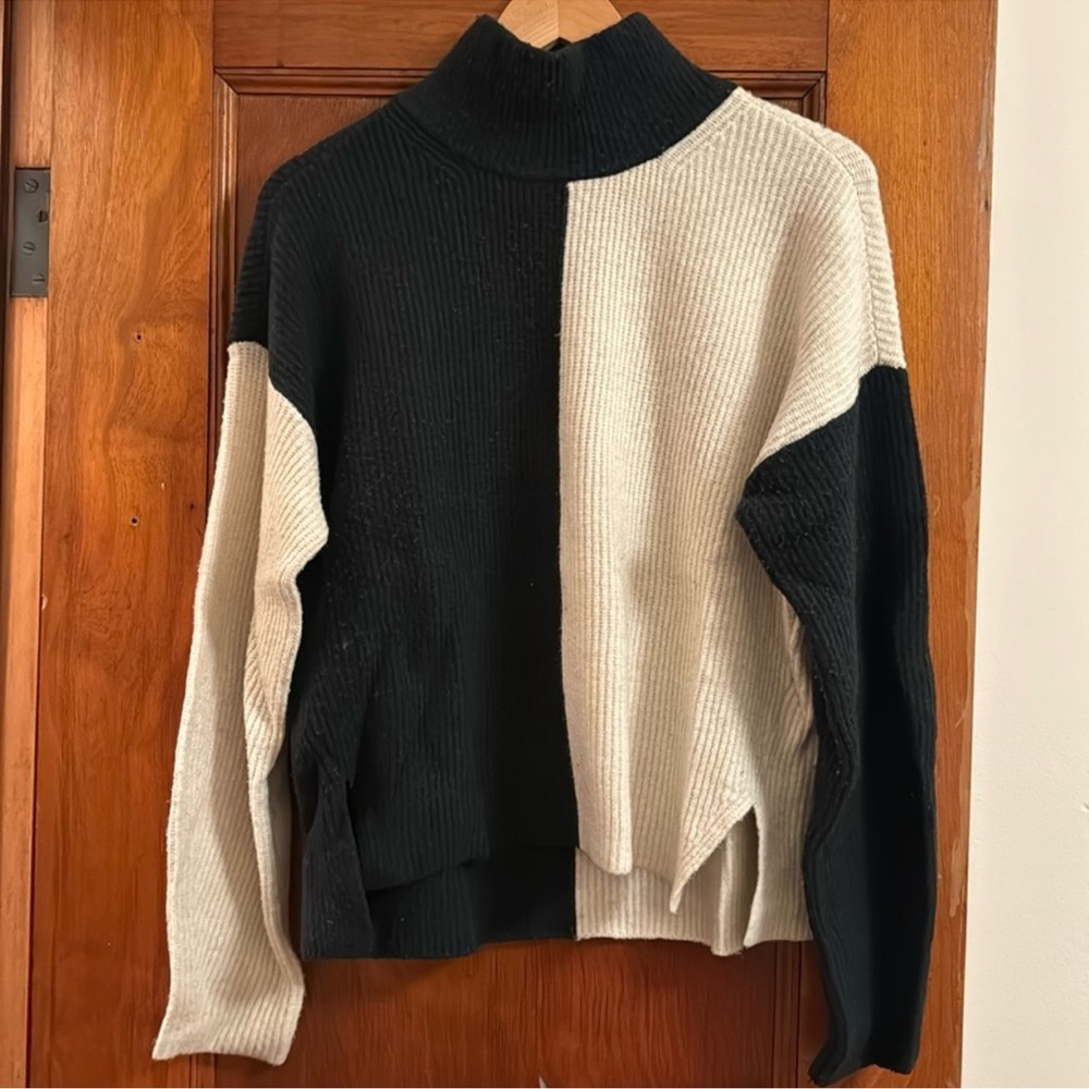 Abercrombie & Fitch Black and Cream Turtleneck Sweater